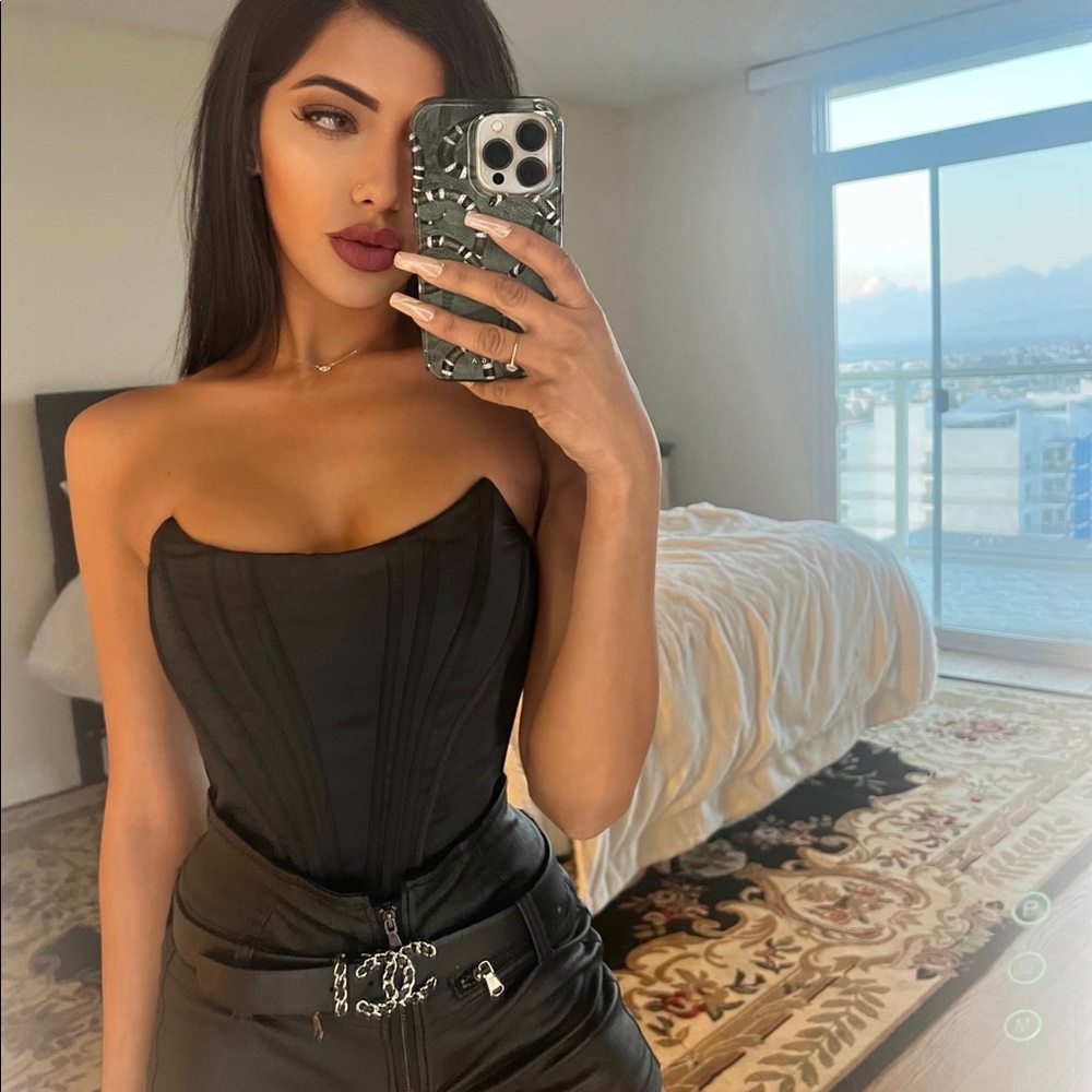 Meet your Posher, Amna